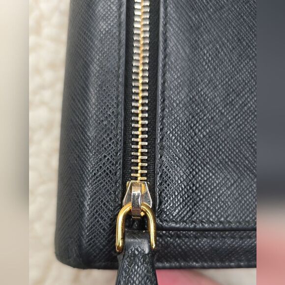 Prada Leather wallet with detachable badge holder/ card holder - Picture 8 of 11